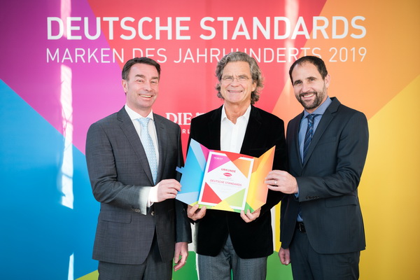 Dr. Bernd Weyershausen, Geschäftsführer Marketing & Sales bei Caramba (l.), Dr. Wolfgang Müller, Geschäftsführer Operations bei Caramba (r.) zusammen mit Dr. Florian Langenscheidt (M.), Herausgeber der Auszeichnung. (Foto: Andreas Henn)