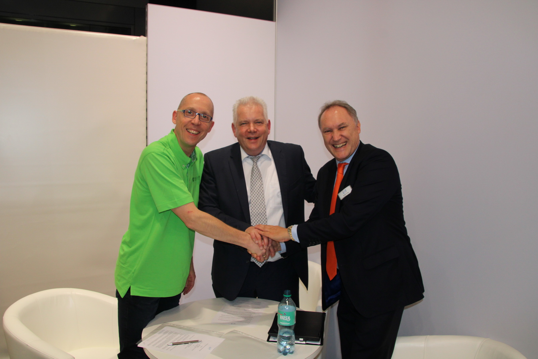 Geballte Geschäftsführer Power bei Jutec. Herr Schülzky nach der Unterschrift mit Herr Hein und Herrn Jung (beide Jutec). (Foto © DKB)