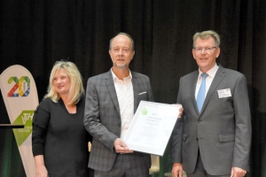 v.l. Karin Burgdorff (Hase Safety Gloves), Klaus Burgdorff (Geschäftsführer Hase Safety Gloves), Thomas Vierhaus (Hauptgeschäftsführer VTH) (Foto VTH)