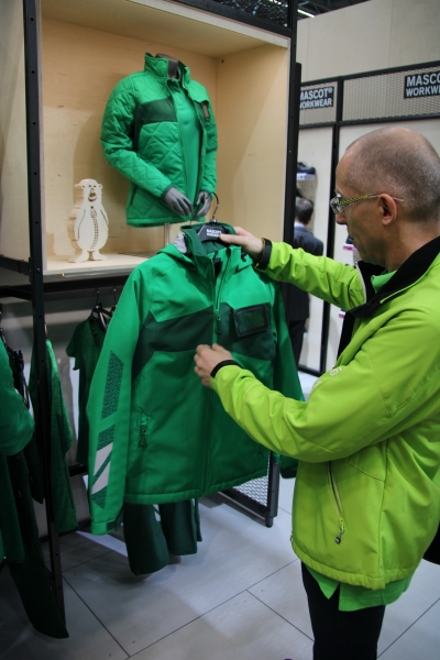 Herr Schülzky prüft eine Winterjacke. Grün ist nun mal unsere Farbe, viele Kunden bevorzugen andere Kombinationen, rot und blau stehen auch zur Verfügung. (Foto © DKB)