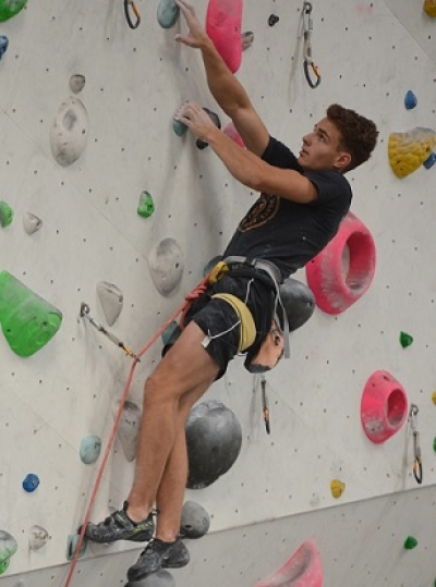 Athlet Yannik Flohé beim Bouldern