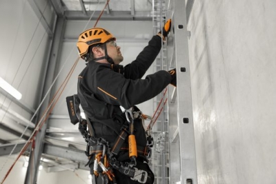 Das neue Stahlseil-Steigschutzsystem ‚Claw Line‘ von SKYLOTEC ermöglicht sicheres Auf- und Absteigen an Leitern. (Foto © SKYLOTEC)